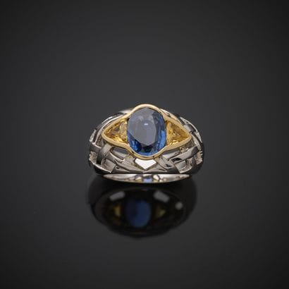 Bague bombée en or gris et jaune 750 millièmes,...