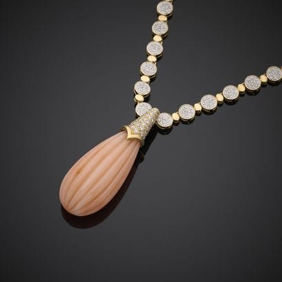 Collier en or jaune 750 millièmes, présentant...