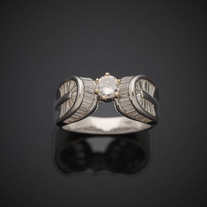 Bague en or gris 750 millièmes, présentant...