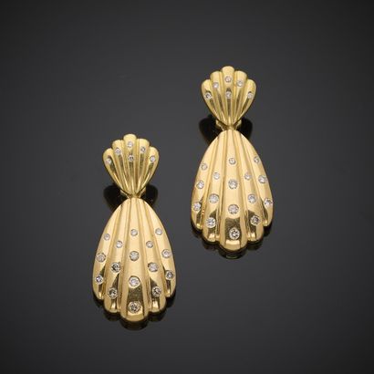 Paire de pendants d'oreille en or jaune 750...