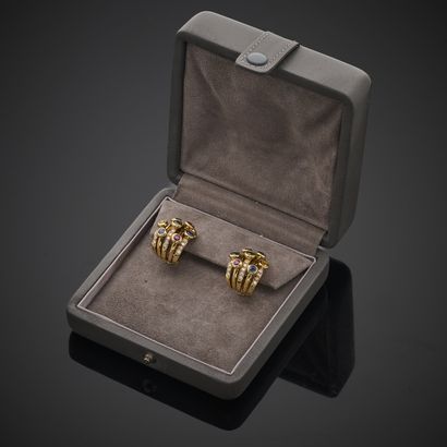 ADLER.
Paire de boutons d'oreille en or jaune...