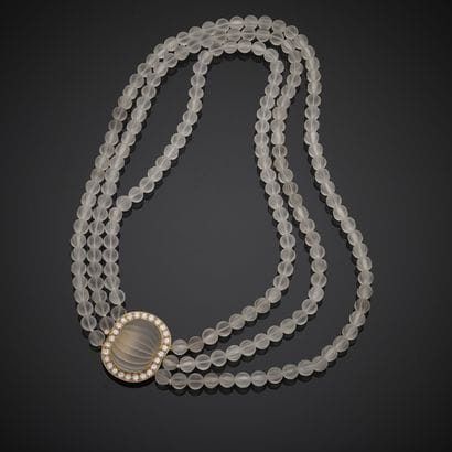 Collier composé de trois rangs de perles...