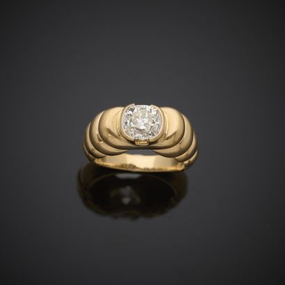 Bague en or jaune 750 millièmes brossé, présentant...
