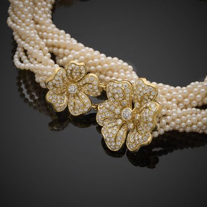Collier sautoir composé de dix longs rangs...