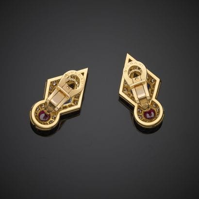 BULGARI.
Paire de clips d'oreille en or jaune...