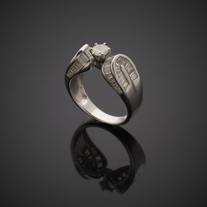 Bague en or gris 750 millièmes, présentant...