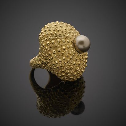 Importante bague texturée en or jaune 750...