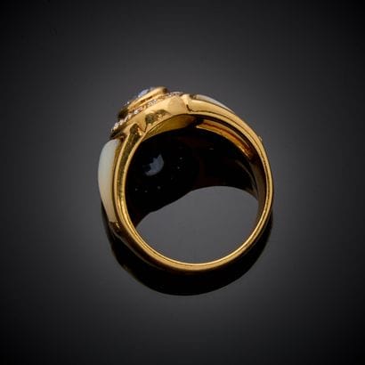Bague en or jaune 750 millièmes, présentant...
