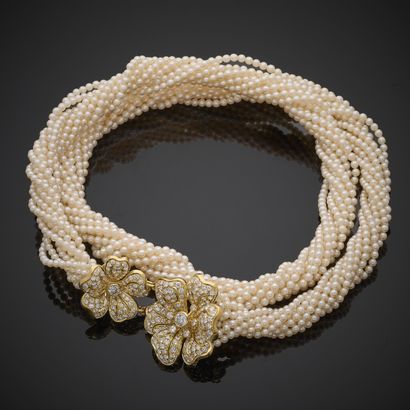Collier sautoir composé de dix longs rangs...