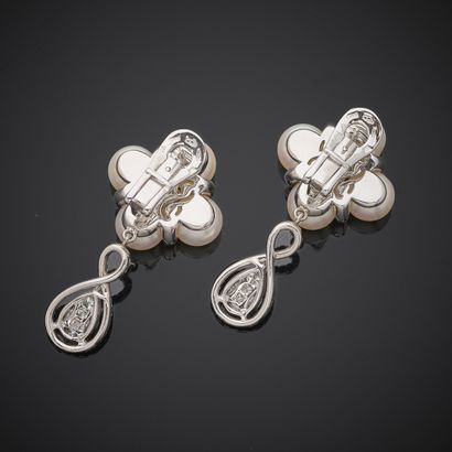 Paire de pendants d'oreille en or gris 750...