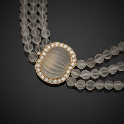 Collier composé de trois rangs de perles...