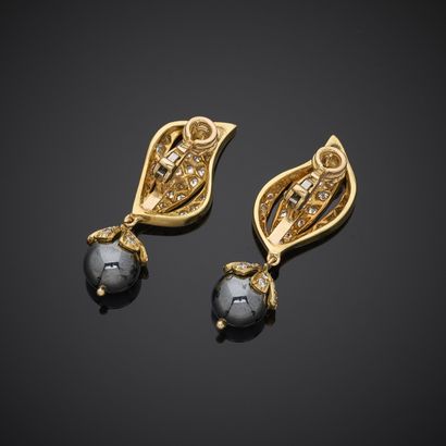 MECAN ELDE.
Paire de pendants d'oreille en...