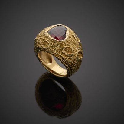 CHRISTINE ESCHER.
Bague dôme en or jaune...