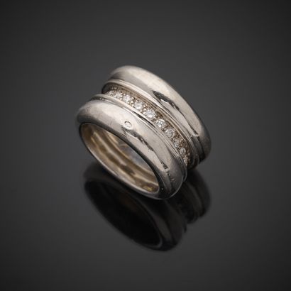 Bague bandeau en or gris 750 millièmes, présentant...