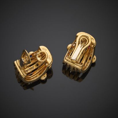 ADLER.
Paire de boutons d'oreille en or jaune...