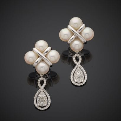 Paire de pendants d'oreille en or gris 750...