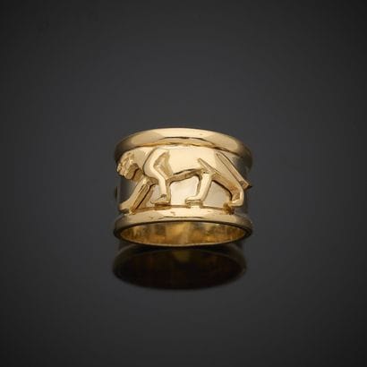 In the CARTIER taste.
Band ring in 750-thousandths...