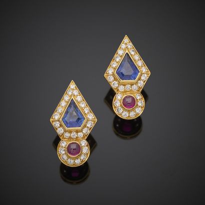 BULGARI.
Paire de clips d'oreille en or jaune...
