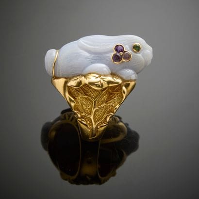EVA SAGOURA.
Bague en or jaune 750 millièmes,...