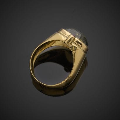 Bague en or jaune 750 millièmes, présentant...