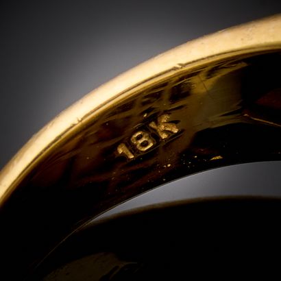 Ring in 750 thousandths yellow gold, set...