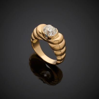 Bague en or jaune 750 millièmes brossé, présentant...