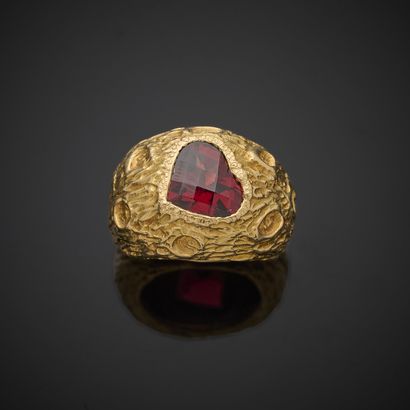 CHRISTINE ESCHER.
Bague dôme en or jaune...