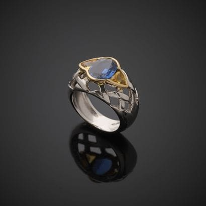 Bague bombée en or gris et jaune 750 millièmes,...