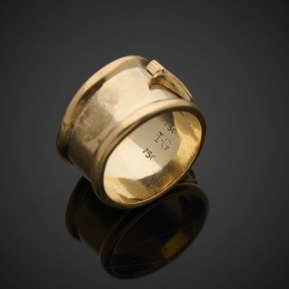 In the CARTIER taste.
Band ring in 750-thousandths...