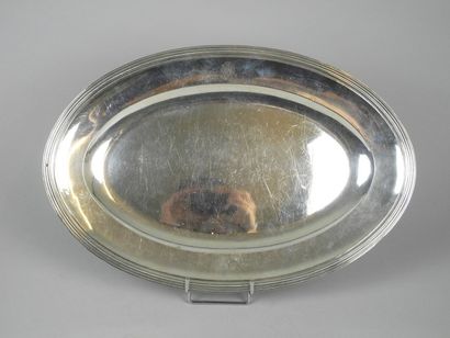 PLAT ovale en argent, la bordure à filets...