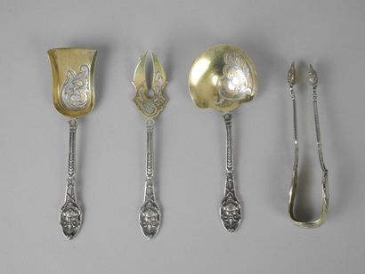Quatre COUVERTS à FRIANDISES en argent partiellement...