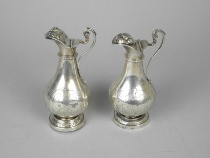 PAIRE de BURETTES balustre à piédouche en...