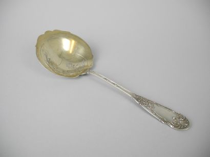 PELLE à FRAISES en argent, le cuilleron vermeillé,...
