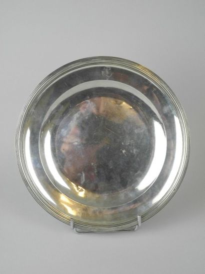 Petit PLAT rond en argent à filets chiffré...