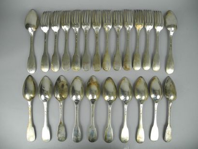 Douze COUVERTS modèle uniplat en argent,...