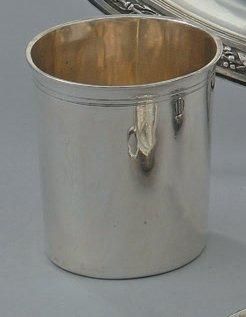 TIMBALE en argent à fond plat, le col légèrement...