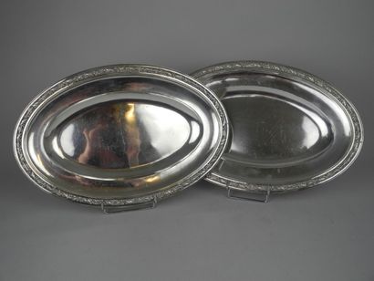 Paire de PLATS ovales en argent, la bordure...