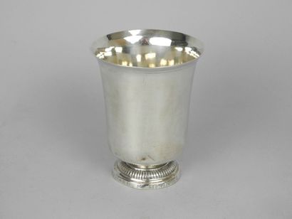 TIMBALE tulipe en argent, le col souligné...
