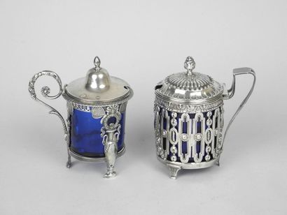 MOUTARDIER en argent repoussé et ajouré de...