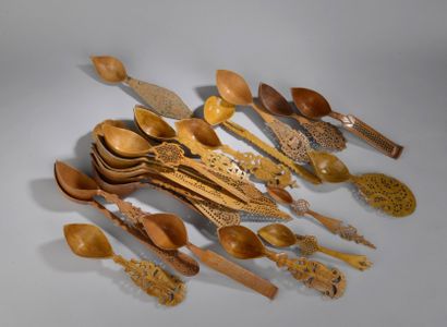 Environ 28 grandes cuillères iraniennes (trois...