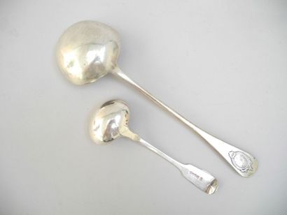 Une louche et une cuillère à crème en ar...