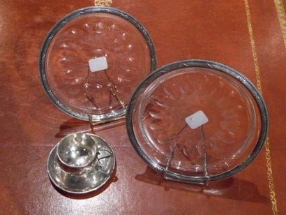 Paire de dessous de bouteille en argent....