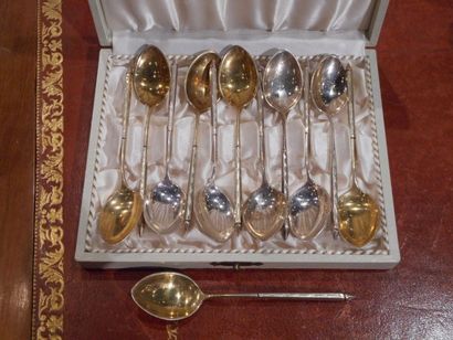 Douze cuillères à moka en argent, le manche...