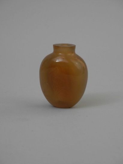 CHINE. Tabatière ronde en agate gravée d'une...