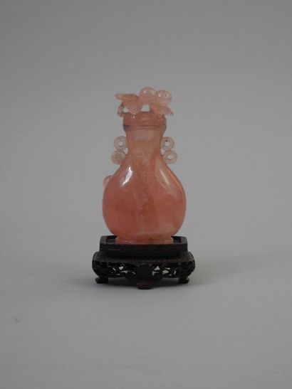 CHINE. Vase couvert en quartz rose (fêle...