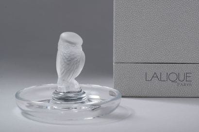 LALIQUE. Baguier à l'oiseau en cristal moulé...