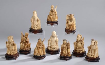 Suite de personnages en ivoire sculpté. Style...