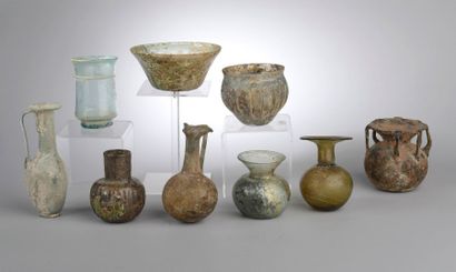 Suite de neufs flacons de types divers. Verre....