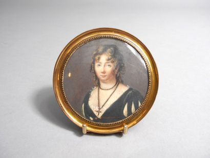 Miniature circulaire figurant une jeune femme...