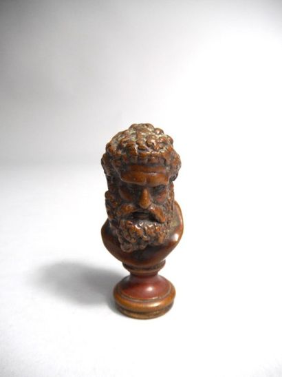 Cachet figurant la tête d'Hercule en bronze...